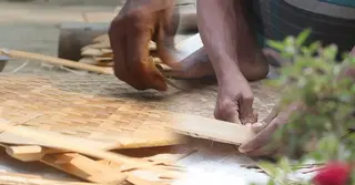 প্লাস্টিকের প্রতিযোগিতা ও কাঁচামালের দাম বেড়ে ঠাকুরগাঁওয়ের বাঁশ শিল্প বিপর্যস্ত